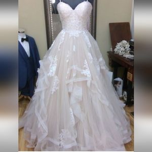 Beautiful Stella York Bridal Gown, bridal size 16-18, champagne with ivory lace